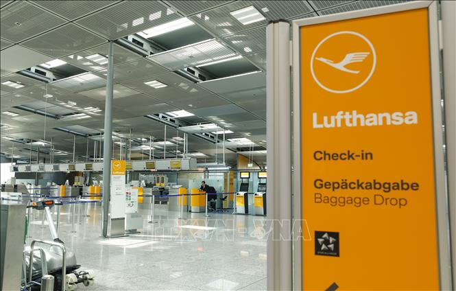 Cảnh vắng vẻ tại quầy dịch vụ của Hãng hàng không Lufthansa ở sân bay Frankfurt, Đức do nhân viên hãng tiến hành đình công, ngày 10/3/2025. Ảnh: THX/TTXVN