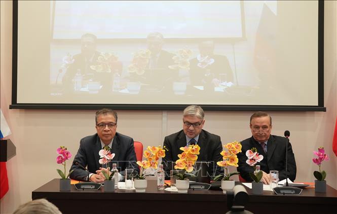 Đại sứ Việt Nam tại Nga Đặng Minh Khôi (ảnh trái) tham dự phiên toàn thể của Hội nghị và thông báo cô đọng tới Hội nghị những kết quả nổi bật nhất của Đại hội XIV. Ảnh: Trần Hải - PV TTXVN tại Nga