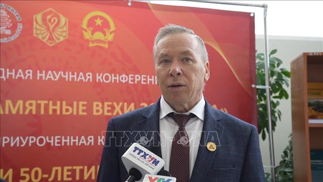 Giáo sư, Tiến sĩ Vladimir Mazyrin, Giám đốc Trung tâm nghiên cứu Việt Nam và ASEAN, Viện HLKH Nga trả lời phỏng vấn PV TTXVN trong khuôn khổ hội nghị. Ảnh: Trần Hải - PV TTXVN tại Nga