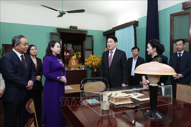 Chủ tịch nước Lương Cường, Phó Chủ tịch nước Võ Thị Ánh Xuân và các đại biểu tại Nhà 67, Khu Di tích Chủ tịch Hồ Chí Minh trong Phủ Chủ tịch. Ảnh: Lâm Khánh - TTXVN