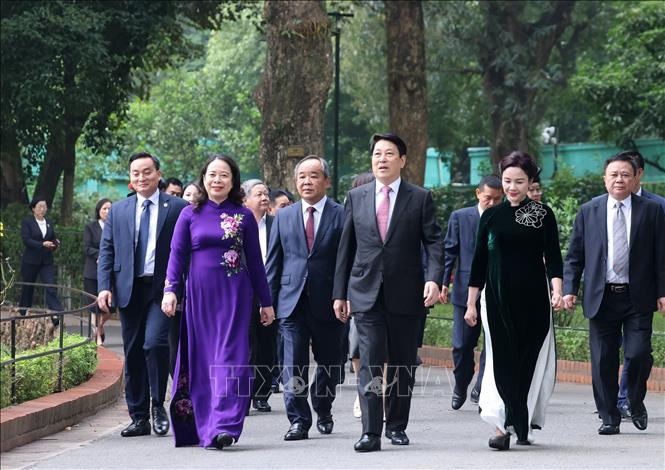 Chủ tịch nước Lương Cường, Phó Chủ tịch nước Võ Thị Ánh Xuân và các đại biểu tại Khu Di tích Chủ tịch Hồ Chí Minh trong Phủ Chủ tịch. Ảnh: Lâm Khánh - TTXVN