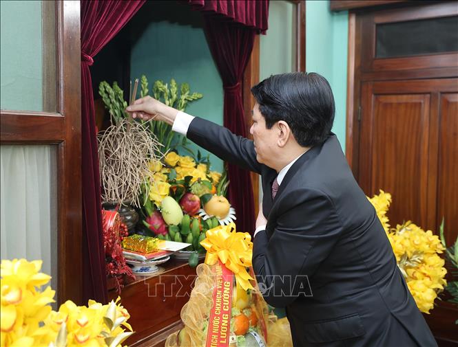 Chủ tịch nước Lương Cường dâng hương tưởng nhớ Chủ tịch Hồ Chí Minh tại Nhà 67, Khu Di tích Chủ tịch Hồ Chí Minh trong Phủ Chủ tịch. Ảnh: Lâm Khánh - TTXVN