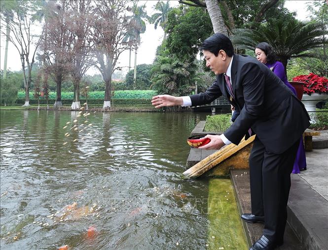 Chủ tịch nước Lương Cường và Phó Chủ tịch nước Võ Thị Ánh Xuân cho cá ăn tại Ao cá Bác Hồ, Khu Di tích Chủ tịch Hồ Chí Minh trong Phủ Chủ tịch. Ảnh: Lâm Khánh - TTXVN