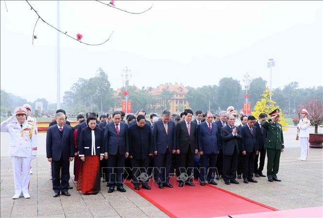 Đoàn đại biểu Ban Chấp hành Trung ương Đảng, Chủ tịch nước, Quốc hội, Chính phủ, Ủy ban Trung ương Mặt trận Tổ quốc Việt Nam tưởng niệm Chủ tịch Hồ Chí Minh. Ảnh: An Đăng - TTXVN