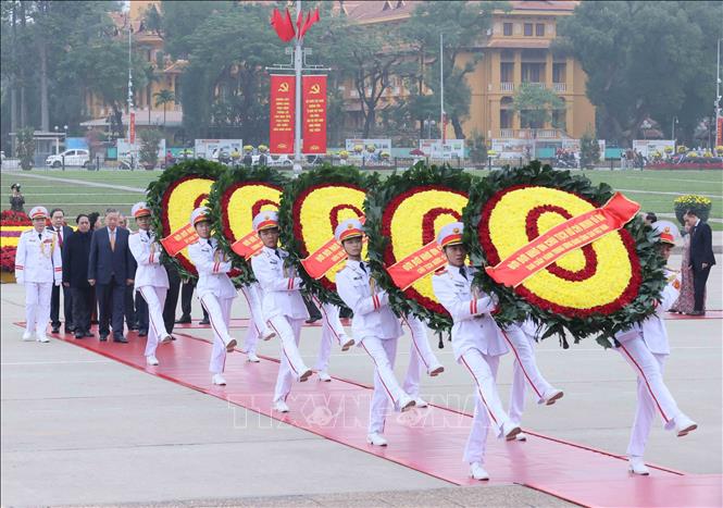 Đoàn đại biểu Ban Chấp hành Trung ương Đảng, Chủ tịch nước, Quốc hội, Chính phủ, Ủy ban Trung ương Mặt trận Tổ quốc Việt Nam đến đặt vòng hoa, vào Lăng viếng Chủ tịch Hồ Chí Minh. Ảnh: An Đăng - TTXVN