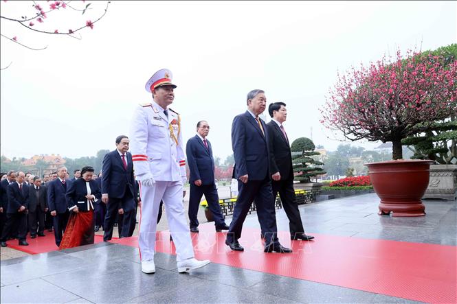 Đoàn đại biểu Ban Chấp hành Trung ương Đảng, Chủ tịch nước, Quốc hội, Chính phủ, Ủy ban Trung ương Mặt trận Tổ quốc Việt Nam đến đặt vòng hoa, vào Lăng viếng Chủ tịch Hồ Chí Minh. Ảnh: An Đăng - TTXVN