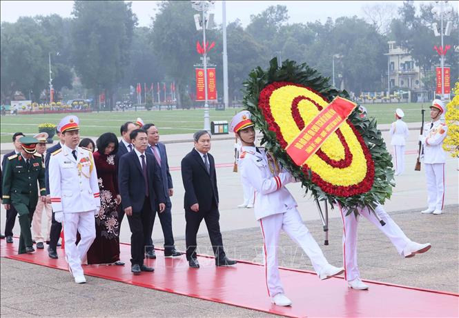 Đoàn đại biểu Thành ủy, HĐND, UBND, Ủy ban Mặt trận Tổ quốc Việt Nam thành phố Hà Nội đặt vòng hoa và vào Lăng viếng Chủ tịch Hồ Chí Minh. Ảnh: An Đăng/TTXVN
