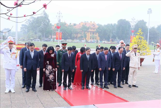 Đoàn đại biểu Thành ủy, HĐND, UBND, Ủy ban Mặt trận Tổ quốc Việt Nam thành phố Hà Nội thành kính tưởng niệm Chủ tịch Hồ Chí Minh. Ảnh: An Đăng - TTXVN
