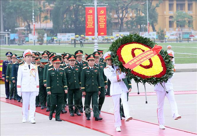 Đoàn đại biểu Quân ủy Trung ương, Bộ Quốc phòng đến đặt vòng hoa và vào Lăng viếng Chủ tịch Hồ Chí Minh. Ảnh: An Đăng - TTXVN