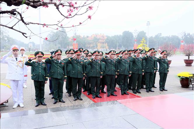 Đoàn đại biểu Quân ủy Trung ương, Bộ Quốc phòng thành kính tưởng niệm Chủ tịch Hồ Chí Minh. Ảnh: An Đăng - TTXVN
