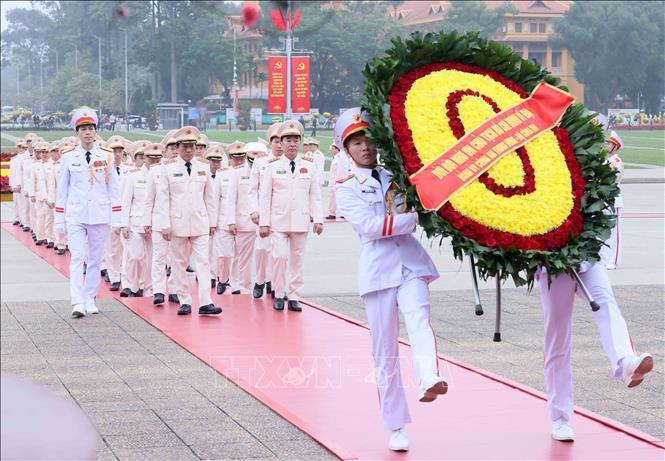 Đoàn đại biểu Đảng ủy Công an Trung ương, Bộ Công an đến đặt vòng hoa và vào Lăng viếng Chủ tịch Hồ Chí Minh. Ảnh: An Đăng - TTXVN
