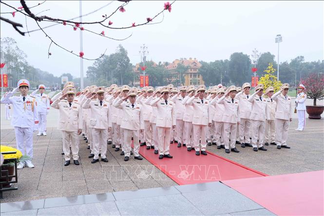Đoàn đại biểu Đảng ủy Công an Trung ương, Bộ Công an thành kính tưởng niệm Chủ tịch Hồ Chí Minh. Ảnh: An Đăng - TTXVN
