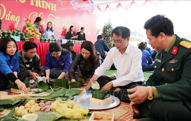 Cùng nhau gói bánh chưng Tết là hoạt động ý nghĩa để chính quyền và nhân dân xã Thiệu Tiến gìn giữ nét đẹp truyền thống mỗi độ Tết đến, Xuân về. Ảnh: Việt Hoàng - TTXVN 