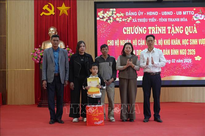 Đảng ủy, UBND xã Thiệu Tiến trao tặng người nghèo và các đối tượng yếu thế một cặp bánh chưng xanh cùng phần quà trị giá 500 nghìn đồng. Ảnh: Việt Hoàng - TTXVN 