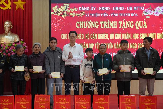 Phần quà của UBND xã Hợp Tiến mang cả giá trị vật chất lẫn tinh thần, thể hiện sự quan tâm, sẻ chia đối với các gia đình có hoàn cảnh khó khăn. Ảnh: Việt Hoàng - TTXVN 