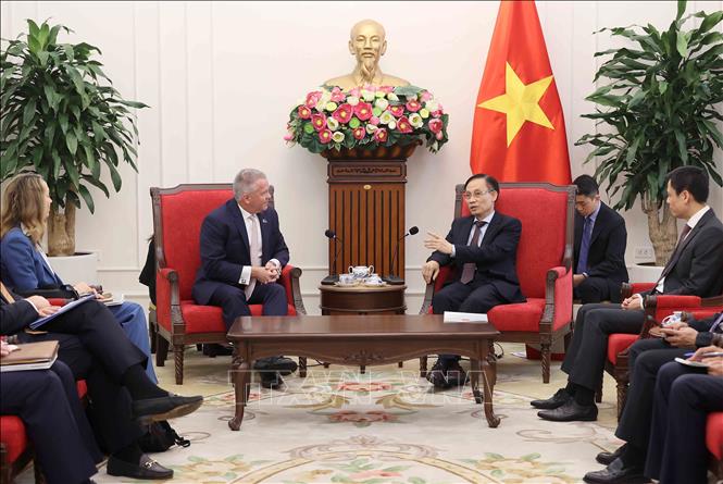 Bộ trưởng Bộ Ngoại giao Lê Hoài Trung tiếp Trợ lý Ngoại trưởng Hoa Kỳ Michael DeSombre. Ảnh: An Đăng - TTXVN