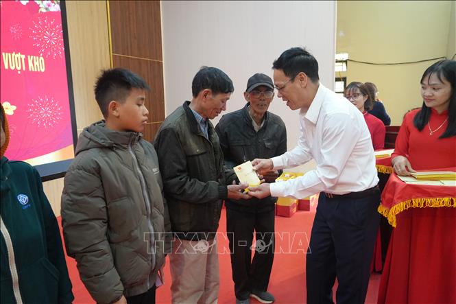 Những phần quà nghĩa tình đã sưởi ấm lòng người trong những ngày giáp Tết, để mỗi gia đình khó khăn đều cảm nhận được sự quan tâm, đồng hành của cấp ủy, chính quyền và cộng đồng. Ảnh: Việt Hoàng - TTXVN 