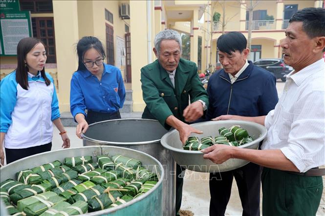 Từng chiếc bánh chưng xanh vuông vắn được xếp ngay ngắn. Ảnh: Việt Hoàng - TTXVN 