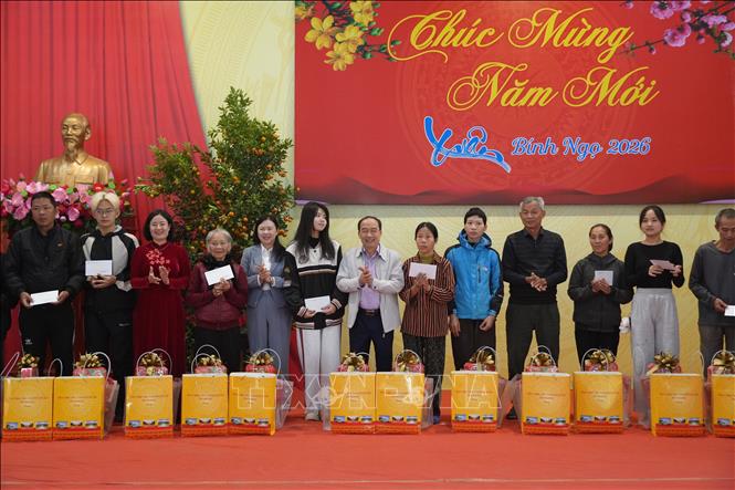 Không chỉ mang đến không khí phấn khởi, ấm áp đầu năm mới, các hoạt động chăm lo Tết đã góp phần thắt chặt mối quan hệ gắn bó giữa Đảng, chính quyền các cấp với nhân dân. Ảnh: Việt Hoàng - TTXVN 