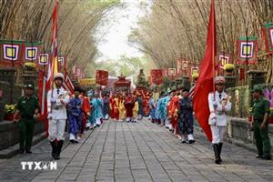 Dâng bánh tét lên Quốc tổ Hùng Vương và Đức Lễ Thành Hầu Nguyễn Hữu Cảnh