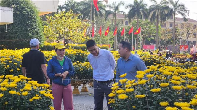 Người dân tham quan, mua sắm tại chợ hoa Tết. Ảnh: Võ Văn Dũng - TTXVN