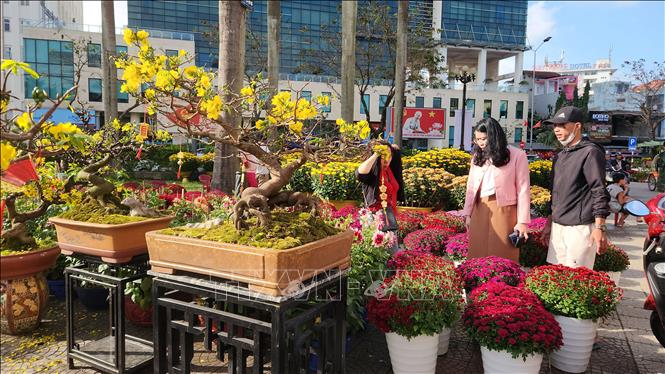 Người dân tham quan, mua sắm tại chợ hoa Tết. Ảnh: Võ Văn Dũng - TTXVN