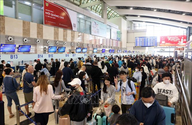 Người dân xếp hàng làm thủ tục rời Hà Nội tại sân bay Nội Bài, sáng 13/02/2026. Ảnh: Quốc Khánh - TTXVN