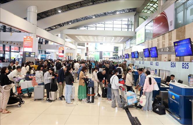 Người dân xếp hàng làm thủ tục rời Hà Nội tại sân bay Nội Bài, sáng 13/02/2026. Ảnh: Quốc Khánh - TTXVN