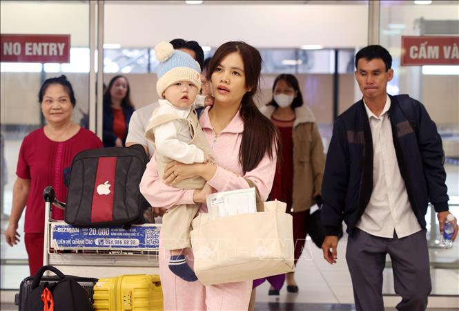 Hành khách hạ cánh tại sân bay Nội Bài sáng 13/2. Ảnh: Quốc Khánh - TTXVN