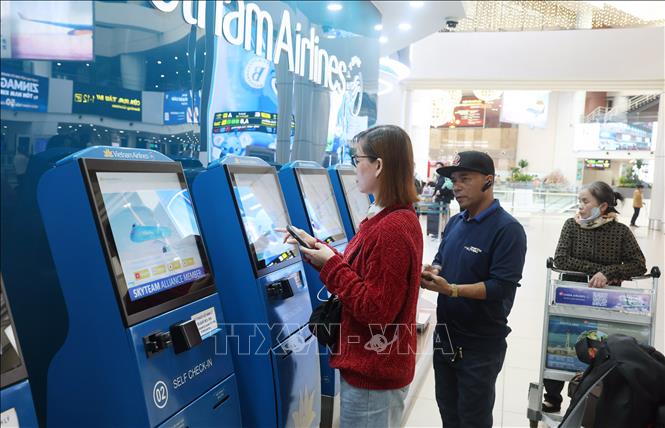 Người dân làm thủ tục check-in tại sảnh sân bay Nội Bài, sáng 13/2. Ảnh: Quốc Khánh - TTXVN