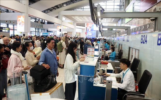 Người dân xếp hàng làm thủ tục rời Hà Nội tại sân bay Nội Bài, sáng 13/02/2026. Ảnh: Quốc Khánh - TTXVN