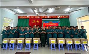 Ban Chỉ huy Quân sự phường Tân Uyên tặng quà, động viên dân quân dịp Tết