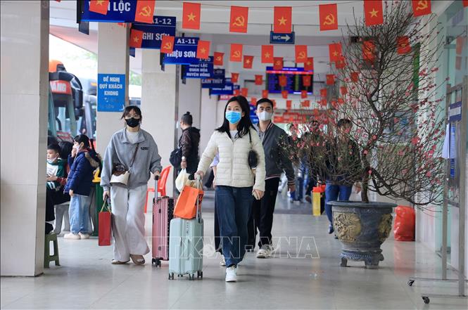 Người dân rời Hà Nội từ bến xe Giáp Bát, chiều 13/2. Ảnh: Quốc Khánh - TTXVN