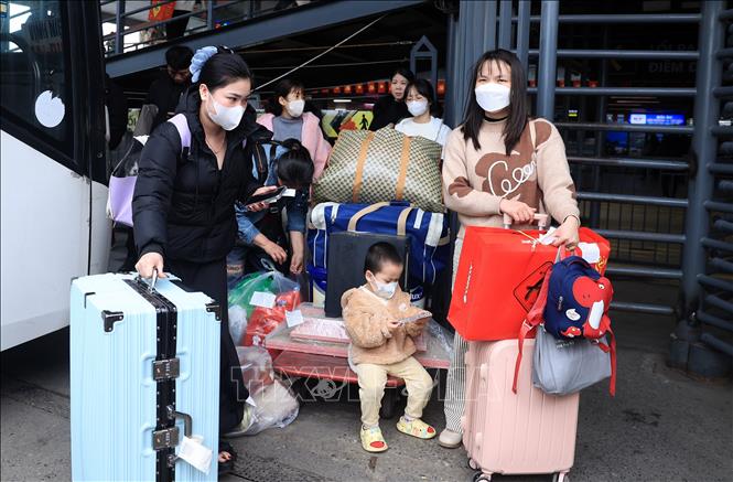 Hành khách chờ xe tại bến xe Nước Ngầm, chiều 13/2. Ảnh: Quốc Khánh - TTXVN