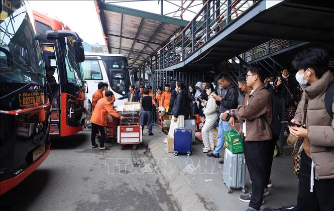 Hành khách chờ xe tại bến xe Nước Ngầm, chiều 13/2. Ảnh: Quốc Khánh - TTXVN