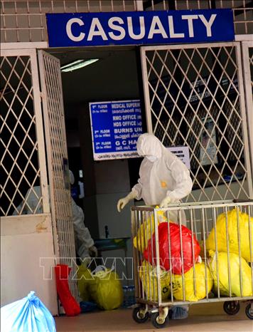 Nhân viên y tế làm việc tại khu vực cách ly trong bệnh viện ở Kochi, Ấn Độ. Ảnh: ANI/TTXVN