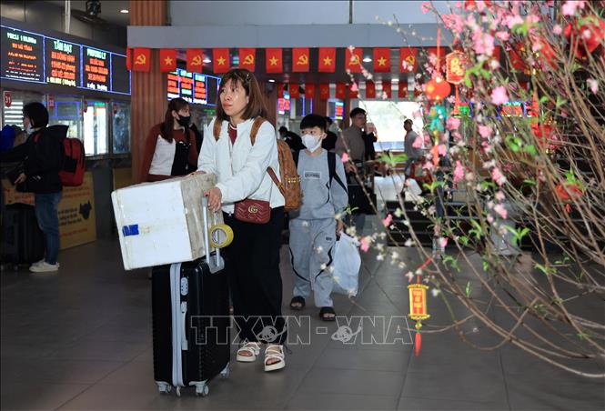 Hành khách chuẩn bị rời Hà Nội, ảnh chụp tại bến xe Nước Ngầm, chiều 13/2. Ảnh: Quốc Khánh - TTXVN 