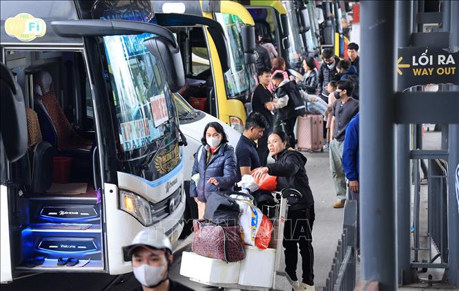 Bến xe Nước Ngầm rất đông người dân về quê chiều 13/2. Ảnh: Quốc Khánh - TTXVN