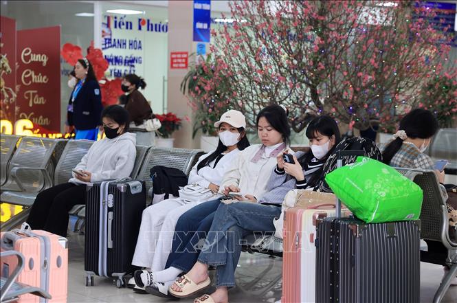 Hành khách chờ xe tại bến xe Giáp Bát, chiều 13/2. Ảnh: Quốc Khánh - TTXVN