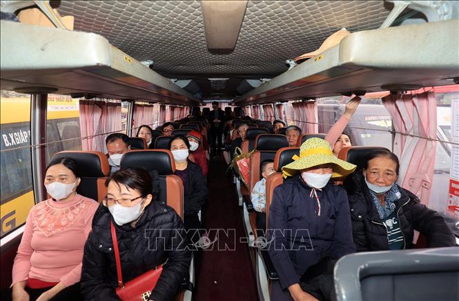 Hành khách ngồi ổn định chờ xuất bến tại bến xe Giáp Bát. Ảnh: Quốc Khánh - TTXVN