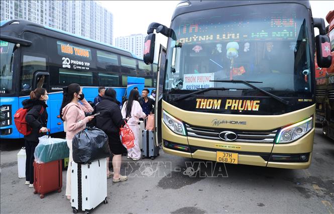 Người dân lên xe về quê đón Tết tại bến xe Nước Ngầm, chiều 13/2. Ảnh: Quốc Khánh - TTXVN