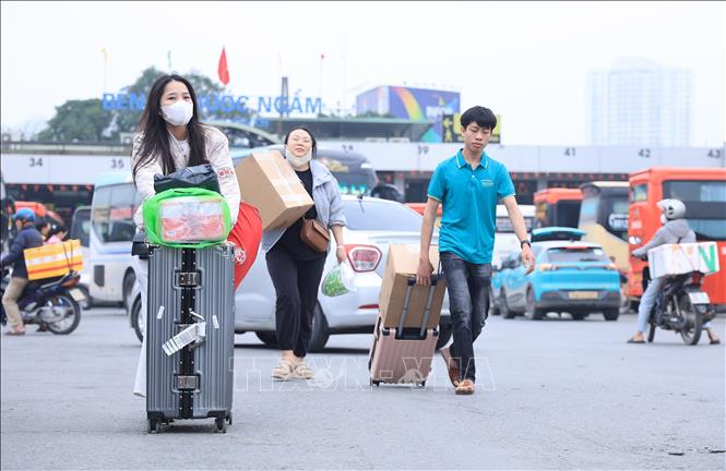 Người dân rời Hà Nội về quê ăn Tết sau khi kết thúc ngày làm việc cuối cùng. Ảnh: Quốc Khánh - TTXVN