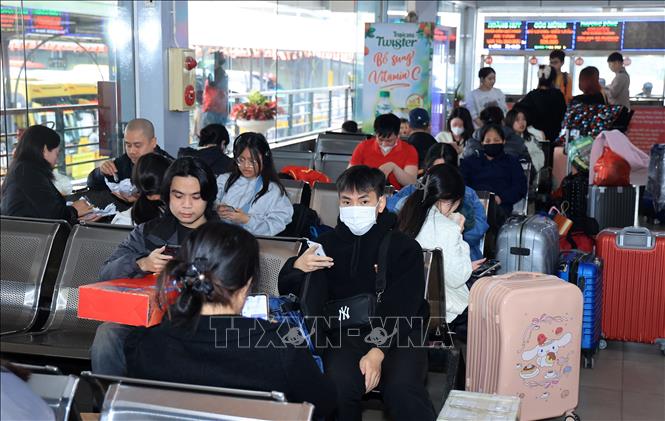 Người dân chờ xe về quê tại bến xe Nước Ngầm, chiều 13/2. Ảnh: Quốc Khánh - TTXVN