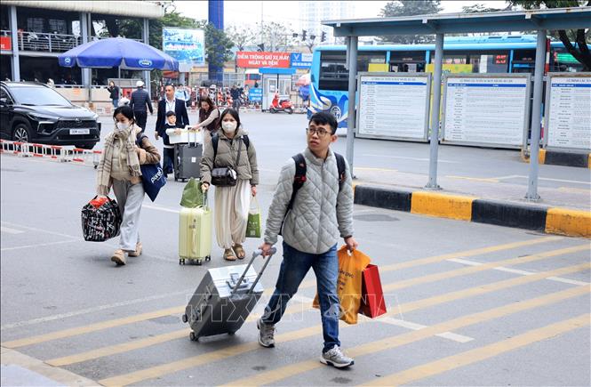 Người dân rời Hà Nội về quê ăn Tết sau khi kết thúc ngày làm việc cuối cùng. Ảnh: Quốc Khánh - TTXVN