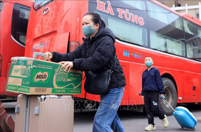 Người dân với lỉnh kỉnh đồ đạc rời Hà Nội. Ảnh: Quốc Khánh - TTXVN