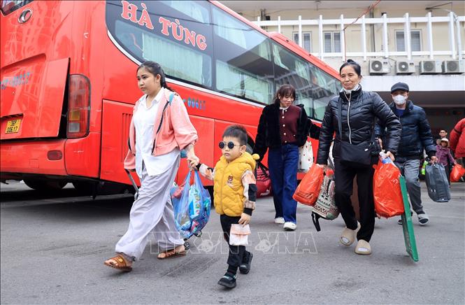 Một gia đình hối hả rời Thủ đô về quê đón Tết cổ truyền bên gia đình. Ảnh: Quốc Khánh - TTXVN