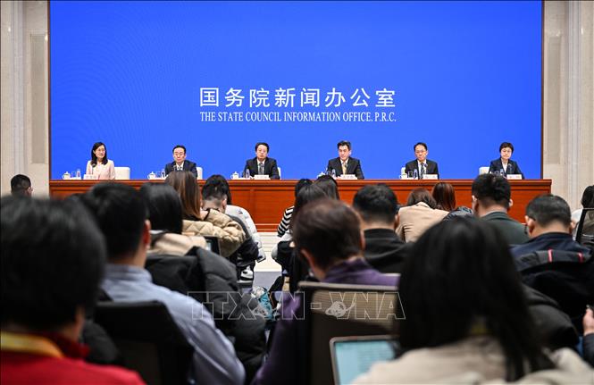 Phó Chủ nhiệm Ủy ban Phát triển và Cải cách quốc gia Trung Quốc Vương Xương Lâm, Phó Thị trưởng Bắc Kinh Hạ Lâm Mậu, Thứ trưởng Bộ Tài nguyên Thiên nhiên Trang Thiếu Cần tại cuộc họp báo công bố “Quy hoạch phối hợp không gian vùng đô thị thủ đô hiện đại hóa (2023-2035)”, ở Bắc Kinh ngày 12/2/2026. Ảnh: THX/TTXVN