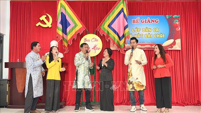 Học viên lớp hô hát bài chòi của Câu lạc bộ bài chòi Sông Hàn biểu diễn báo cáo kết thúc khóa học. Ảnh: Xuân Quý - TTXVN