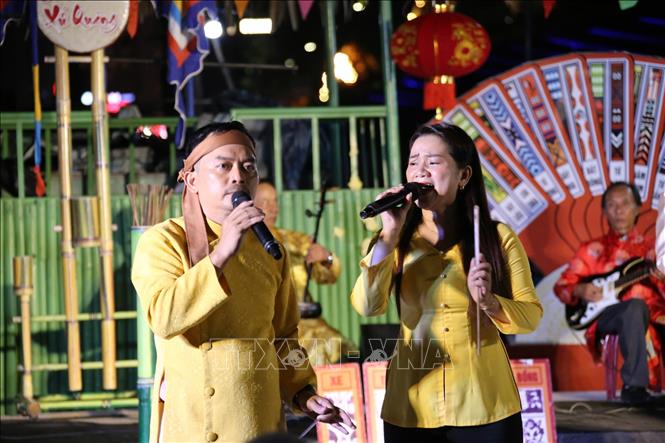 Biểu diễn nghệ thuật hô hát bài chòi. Ảnh: Xuân Quý - TTXVN