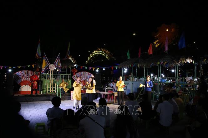 Chương trình Hô hát bài chòi được Câu lạc bộ bài chòi Hải Vân thực hiện vào tối thứ 7 và chủ nhật hàng tuần tại bờ đông Cầu Rồng để phục vụ người dân và du khách. Ảnh: Xuân Quý - TTXVN